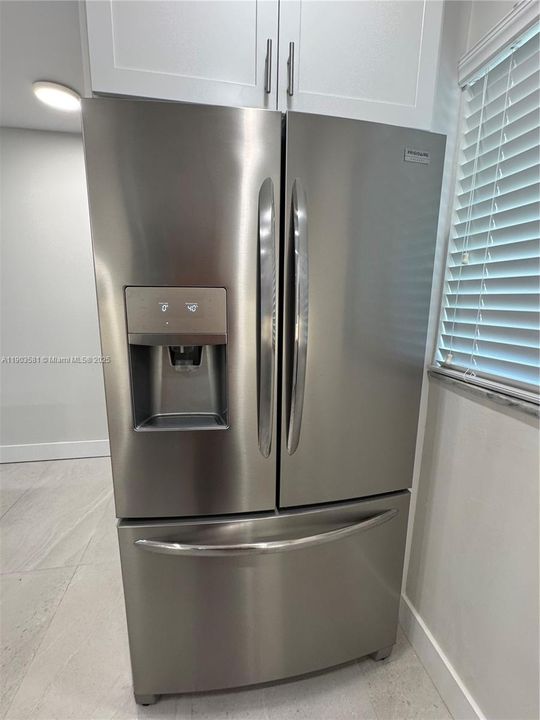 For Rent: $2,450 (2 beds, 1 baths, 804 Square Feet)