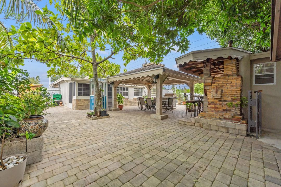 For Sale: $499,000 (2 beds, 3 baths, 971 Square Feet)