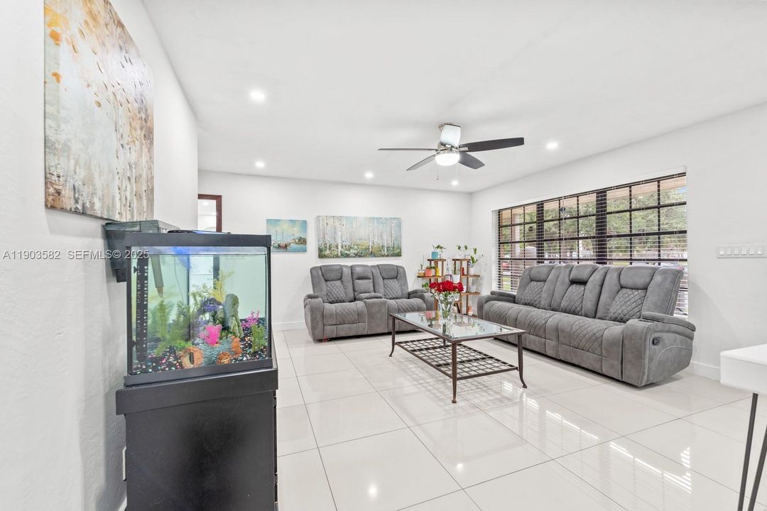 For Sale: $499,000 (2 beds, 3 baths, 971 Square Feet)