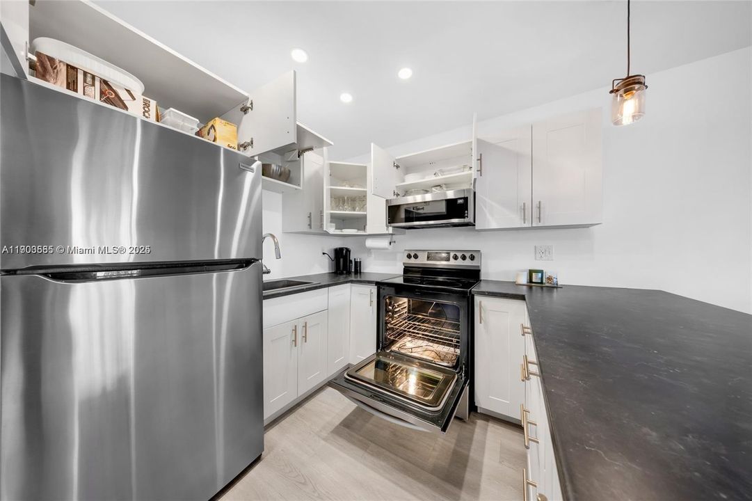 For Sale: $99,700 (1 beds, 1 baths, 620 Square Feet)