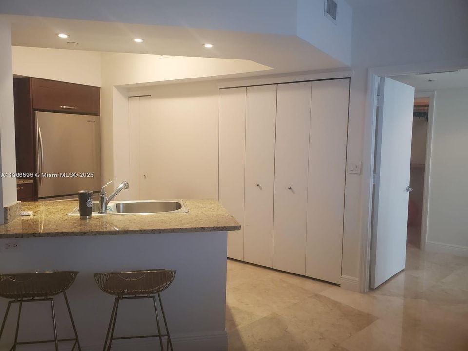 Под контрактом: $4,900 (2 спален, 2 ванн, 1320 Квадратных фут)