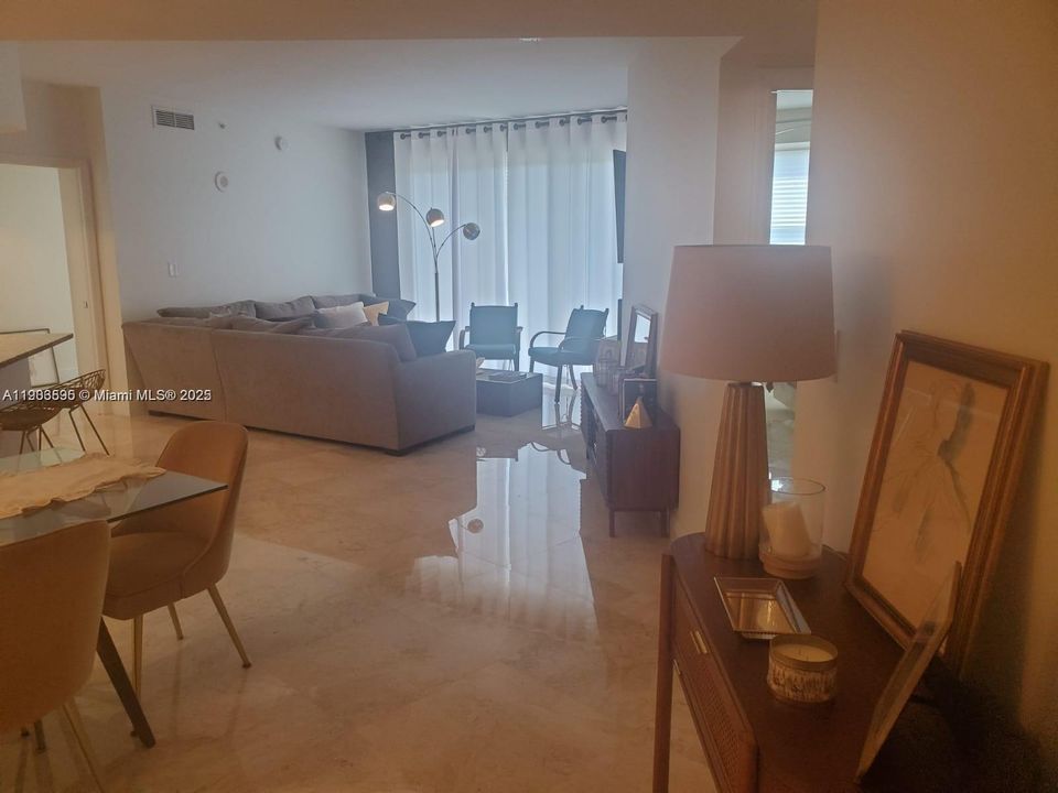 Под контрактом: $4,900 (2 спален, 2 ванн, 1320 Квадратных фут)