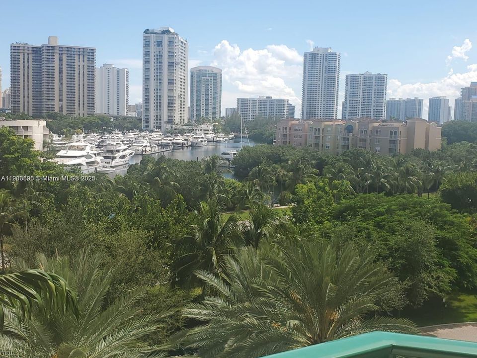 Под контрактом: $4,900 (2 спален, 2 ванн, 1320 Квадратных фут)