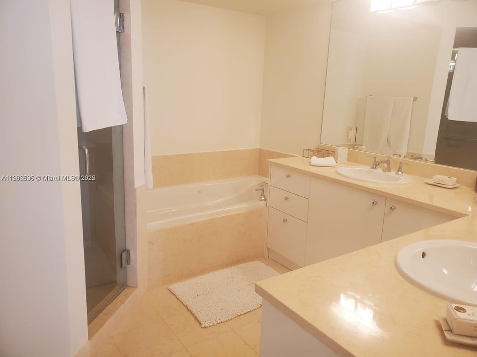 Под контрактом: $4,900 (2 спален, 2 ванн, 1320 Квадратных фут)