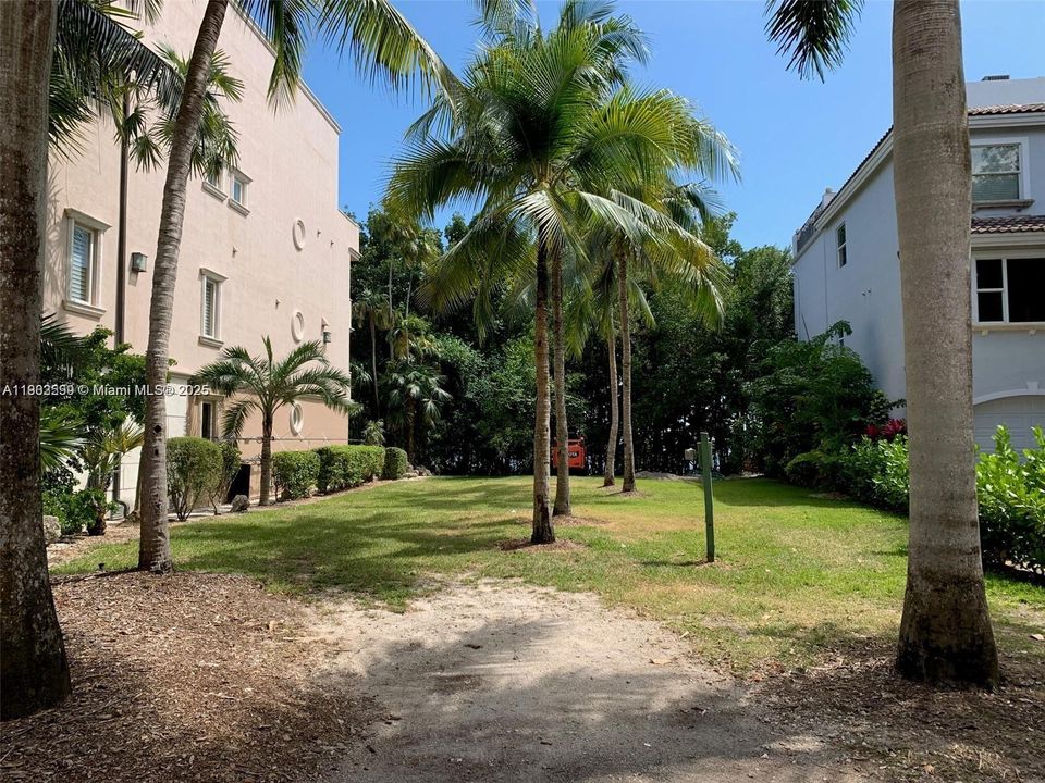 En Venta: $1,500,000 (0.30 acres)