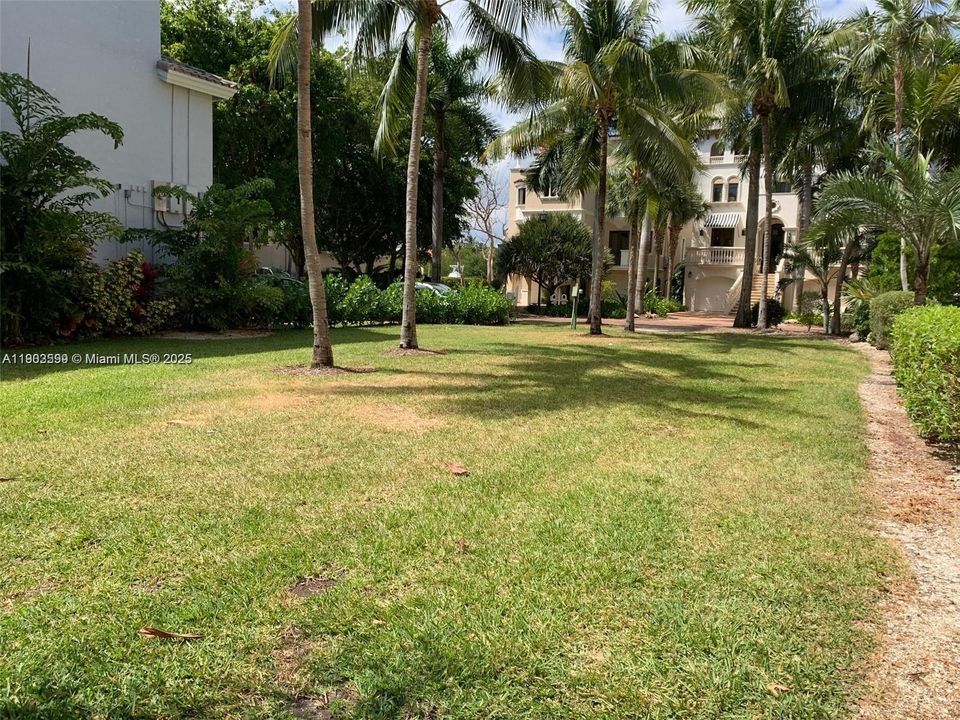 En Venta: $1,500,000 (0.30 acres)