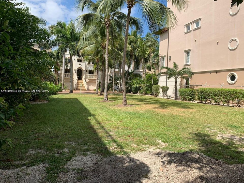 En Venta: $1,500,000 (0.30 acres)