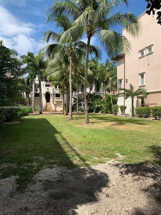 En Venta: $1,500,000 (0.30 acres)