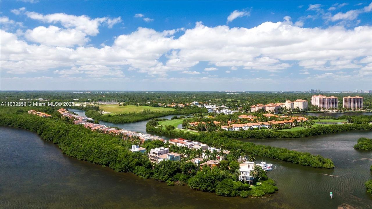 En Venta: $1,500,000 (0.30 acres)