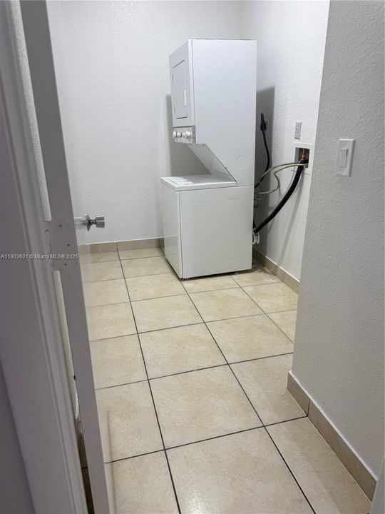 Recently Rented: $2,200 (2 beds, 1 baths, 4192 Square Feet)