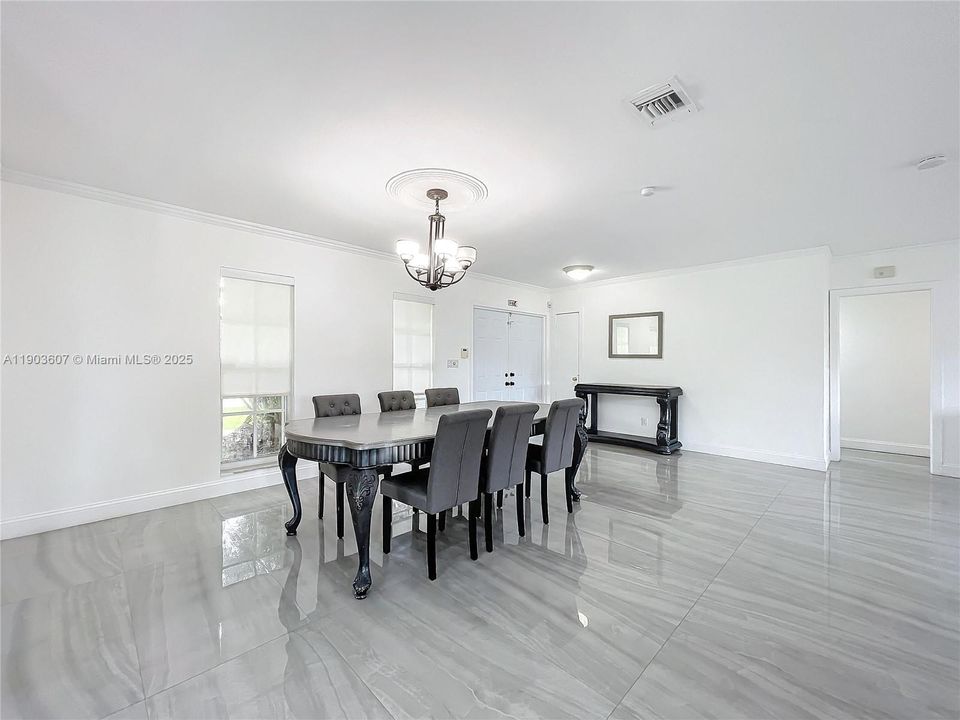 待售: $1,950,000 (6 贝兹, 3 浴室, 3203 平方英尺)