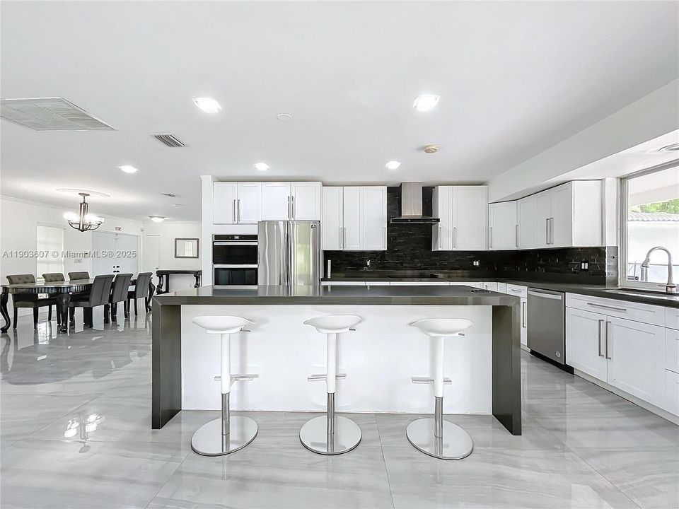 待售: $1,950,000 (6 贝兹, 3 浴室, 3203 平方英尺)