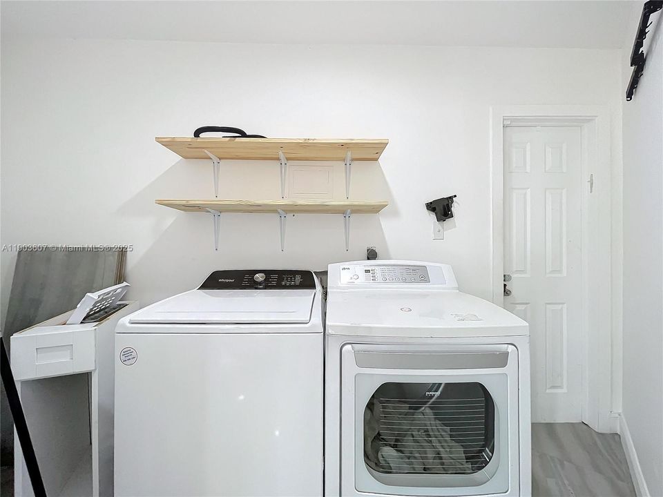 待售: $1,950,000 (6 贝兹, 3 浴室, 3203 平方英尺)