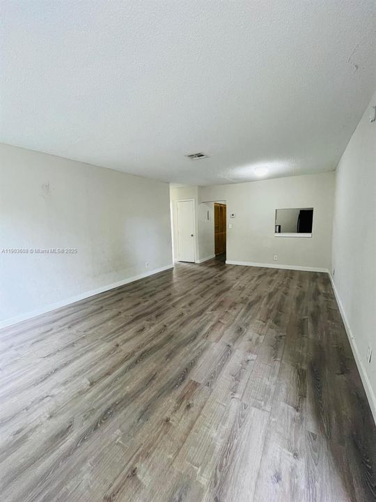 For Rent: $1,850 (2 beds, 1 baths, 3732 Square Feet)