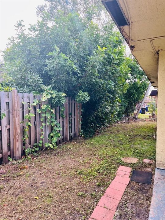 For Rent: $1,850 (2 beds, 1 baths, 3732 Square Feet)