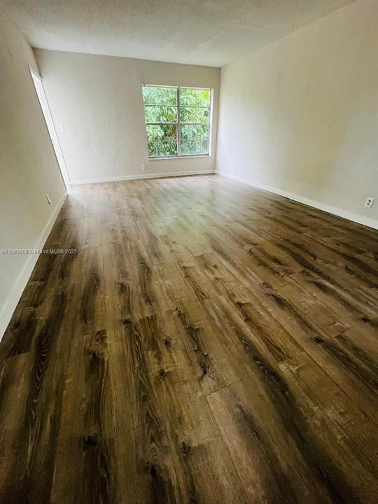 For Rent: $1,850 (2 beds, 1 baths, 3732 Square Feet)