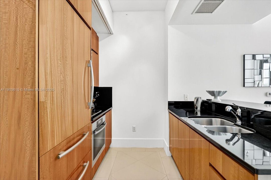 For Rent: $8,000 (1 beds, 1 baths, 609 Square Feet)