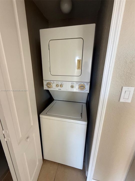 Active With Contract: $1,770 (2 beds, 2 baths, 914 Square Feet)