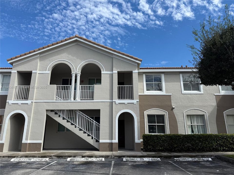 Active With Contract: $1,770 (2 beds, 2 baths, 914 Square Feet)