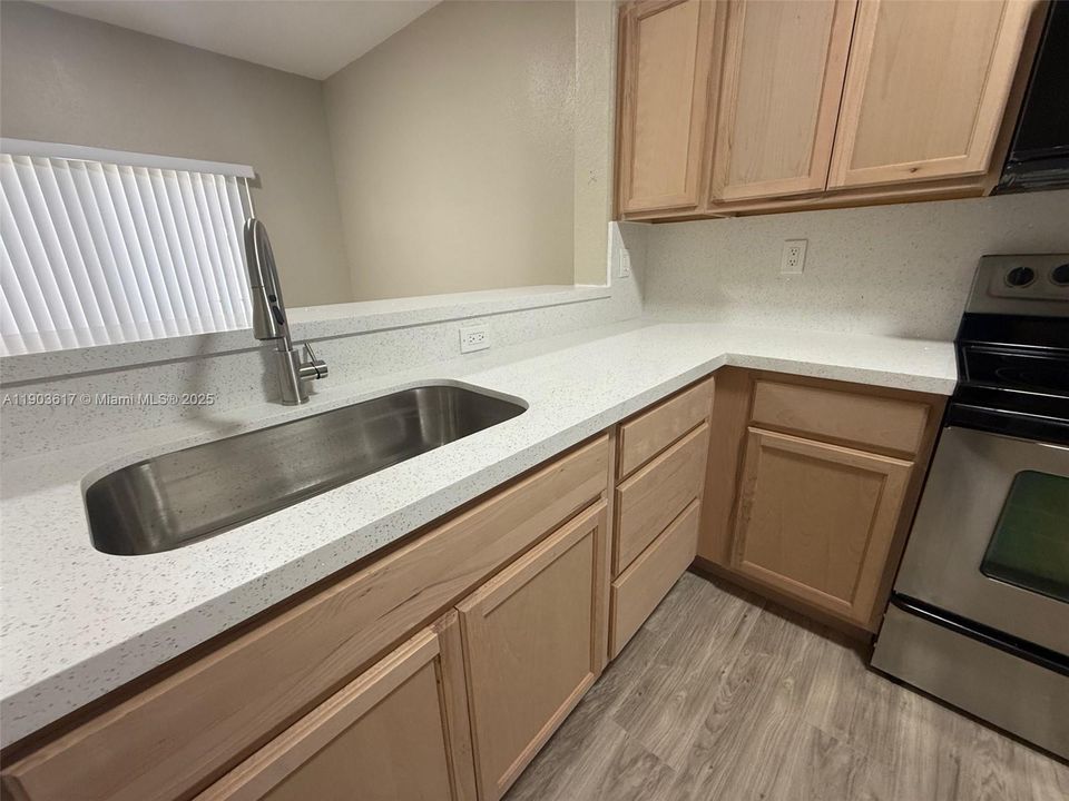 Active With Contract: $1,770 (2 beds, 2 baths, 914 Square Feet)