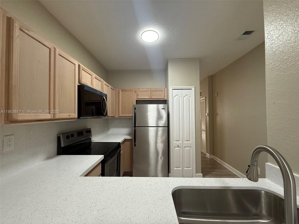 Active With Contract: $1,770 (2 beds, 2 baths, 914 Square Feet)