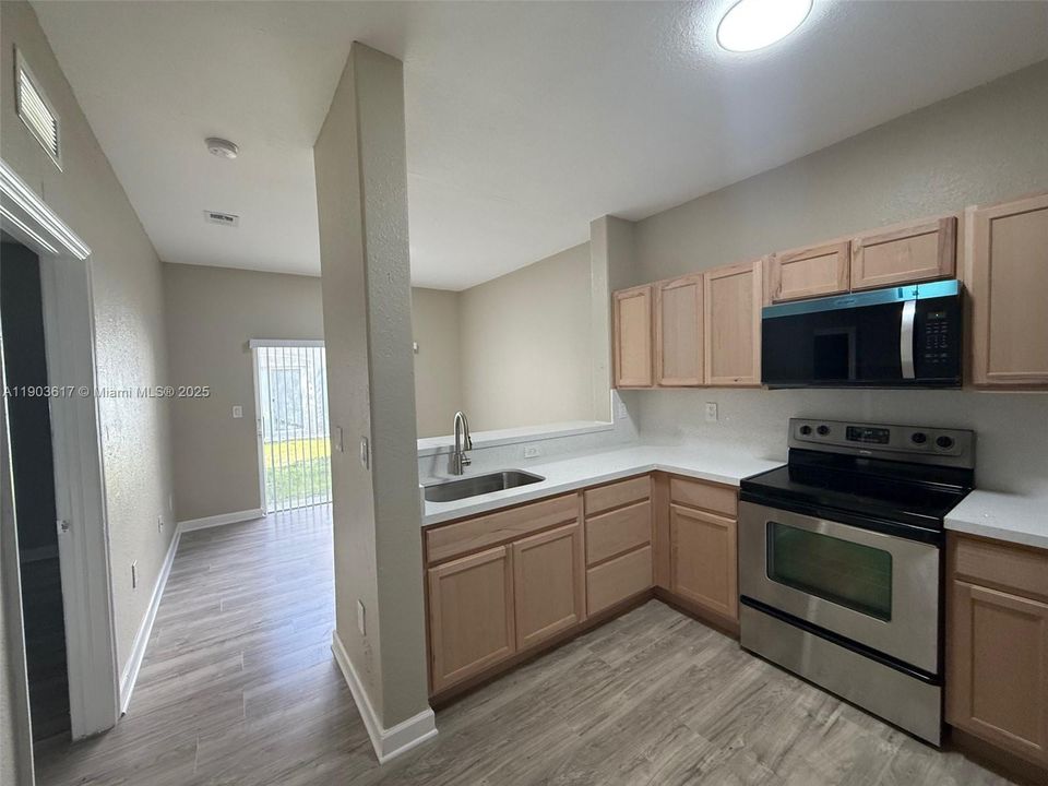Active With Contract: $1,770 (2 beds, 2 baths, 914 Square Feet)