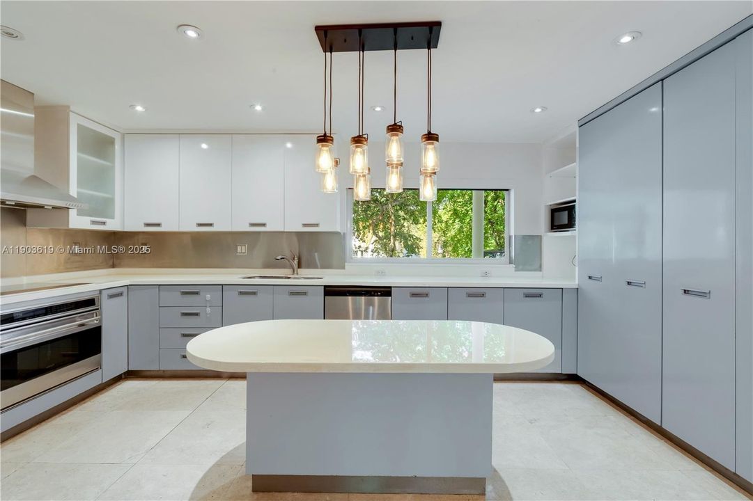 For Rent: $18,500 (5 beds, 5 baths, 4782 Square Feet)