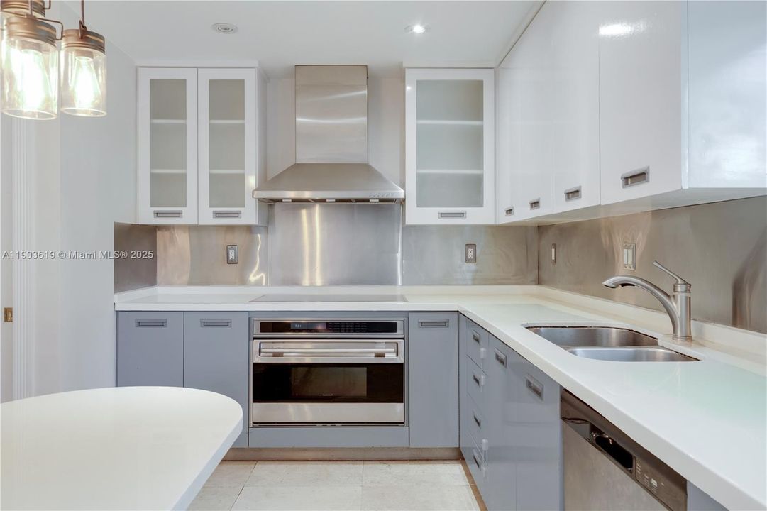 For Rent: $18,500 (5 beds, 5 baths, 4782 Square Feet)