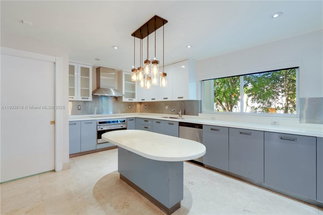 For Rent: $18,500 (5 beds, 5 baths, 4782 Square Feet)