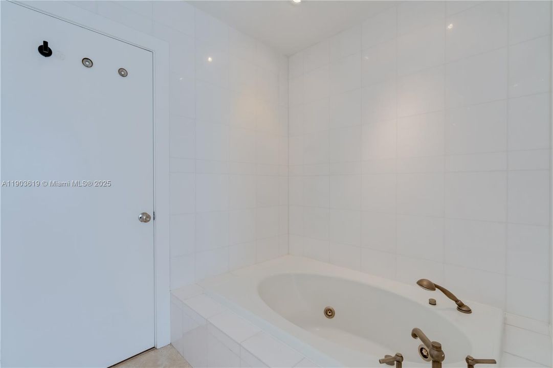 For Rent: $18,500 (5 beds, 5 baths, 4782 Square Feet)