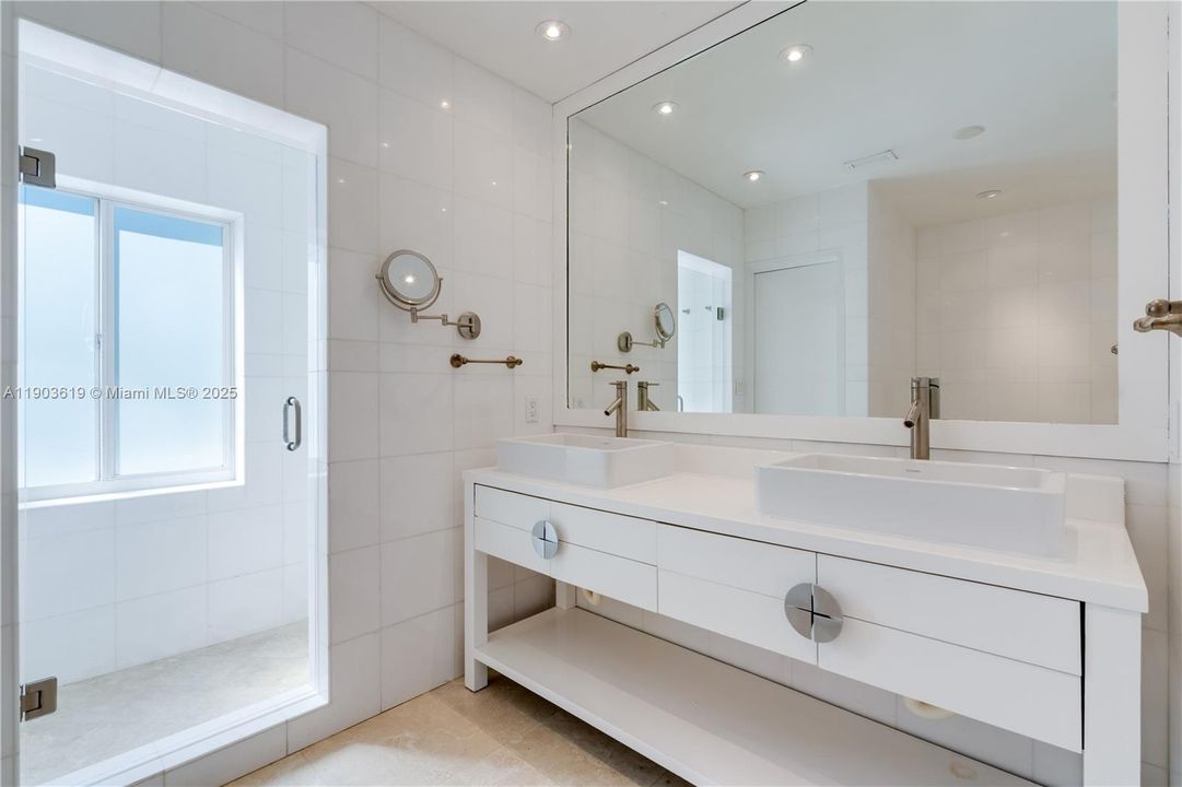 For Rent: $18,500 (5 beds, 5 baths, 4782 Square Feet)