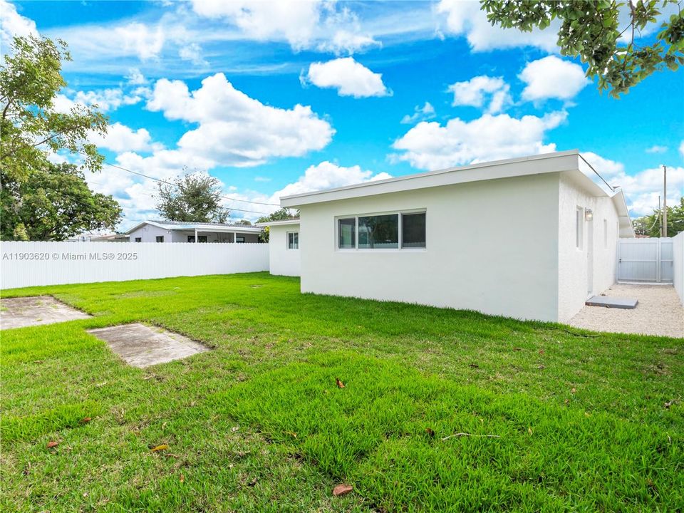 For Sale: $565,000 (3 beds, 2 baths, 1225 Square Feet)