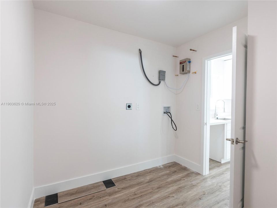 For Sale: $565,000 (3 beds, 2 baths, 1225 Square Feet)