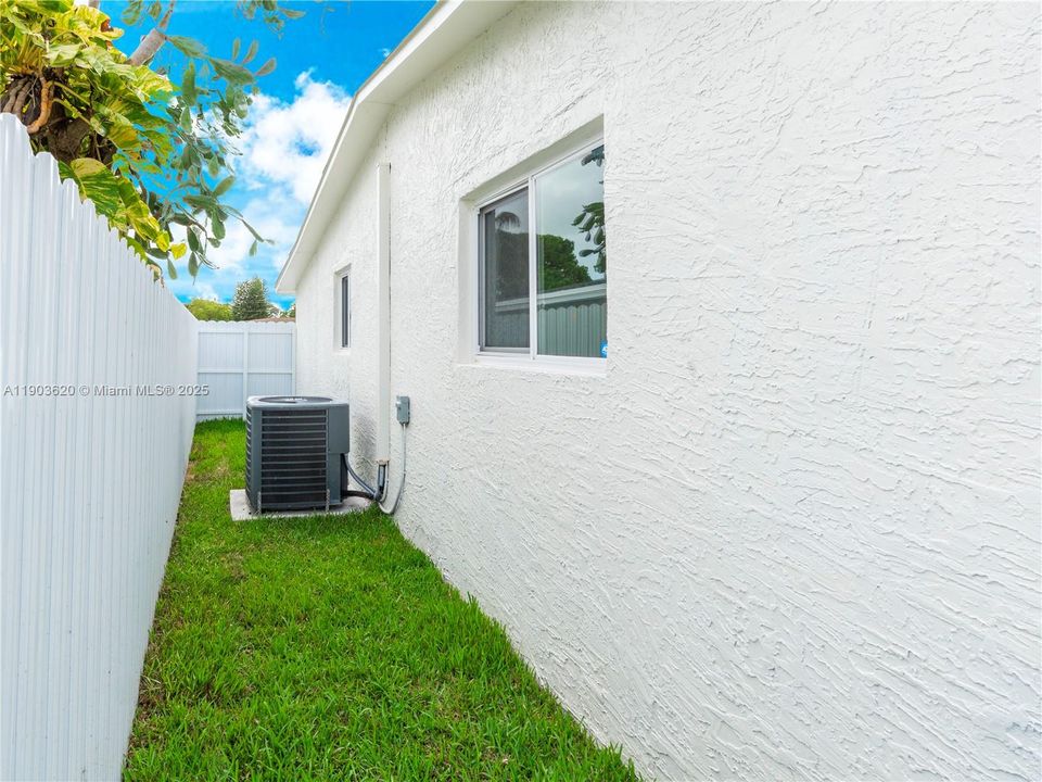 For Sale: $565,000 (3 beds, 2 baths, 1225 Square Feet)