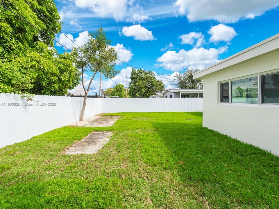 For Sale: $565,000 (3 beds, 2 baths, 1225 Square Feet)