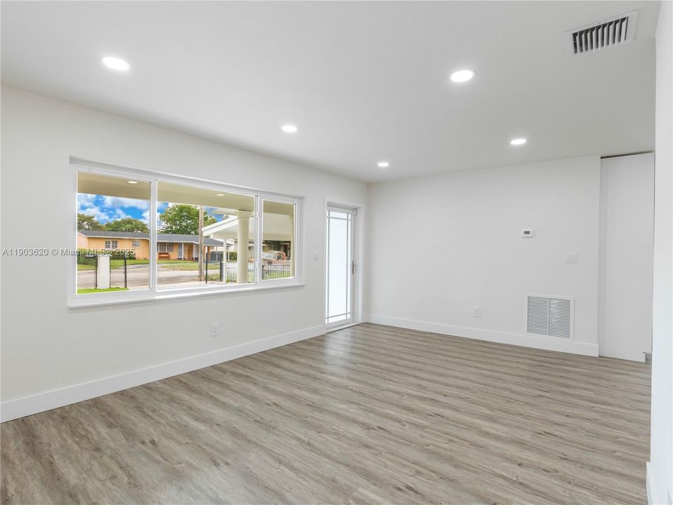 For Sale: $565,000 (3 beds, 2 baths, 1225 Square Feet)