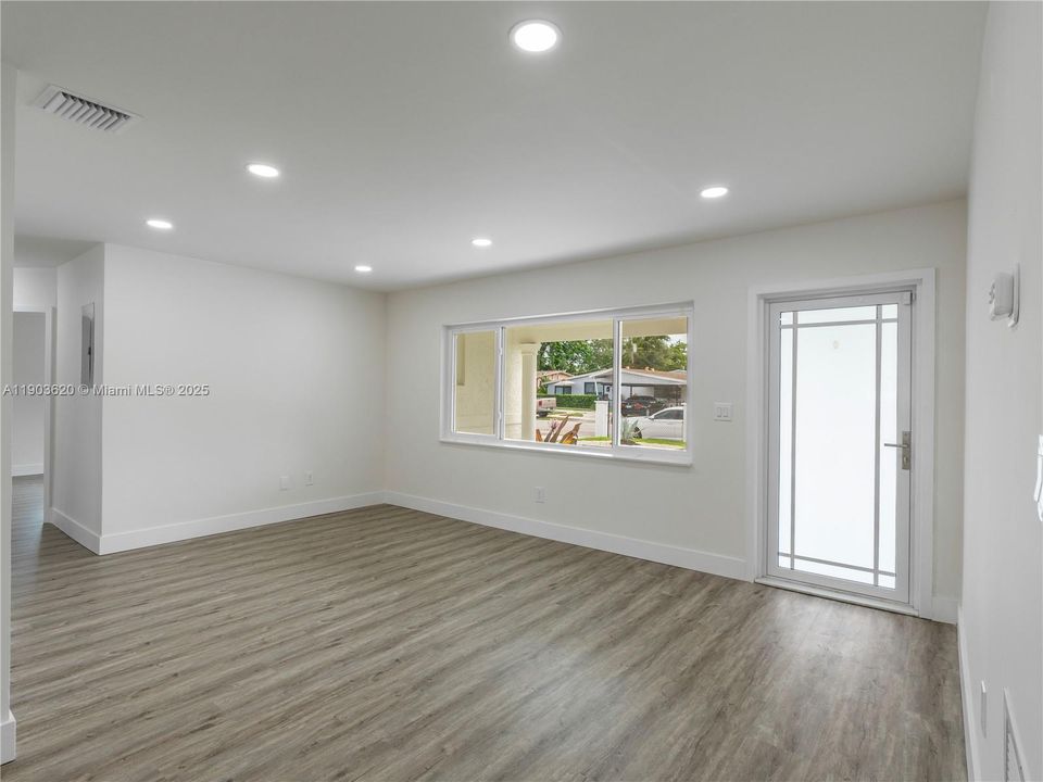 For Sale: $565,000 (3 beds, 2 baths, 1225 Square Feet)