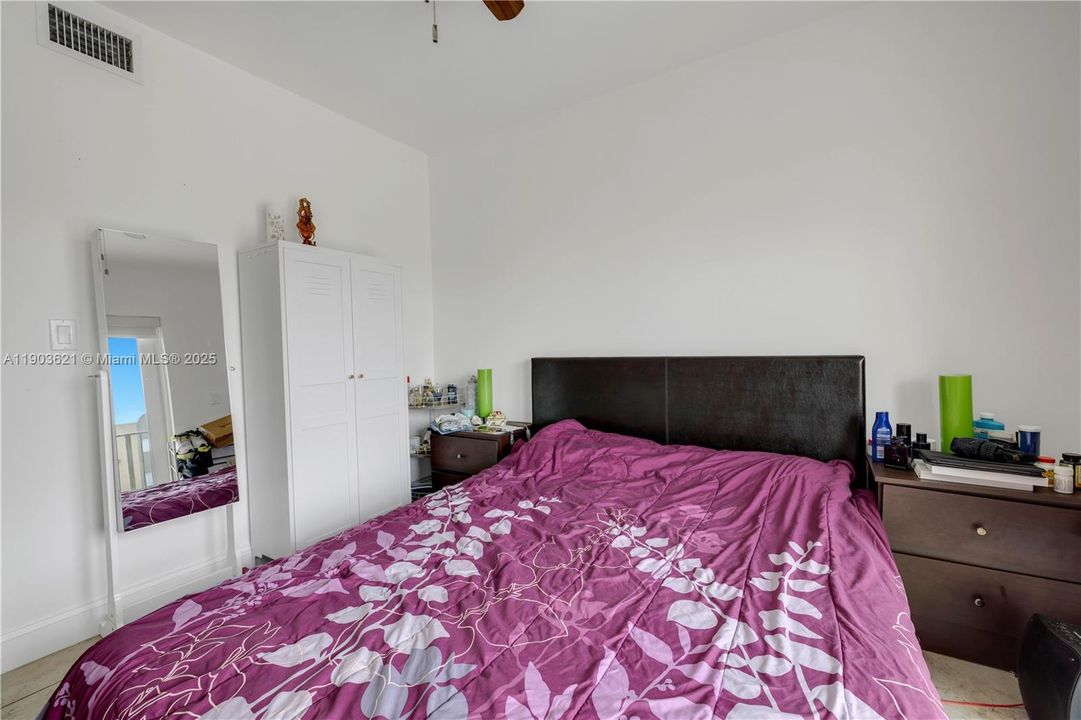 待售: $275,000 (2 贝兹, 1 浴室, 960 平方英尺)