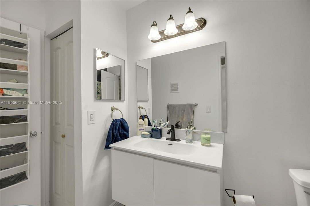 待售: $275,000 (2 贝兹, 1 浴室, 960 平方英尺)