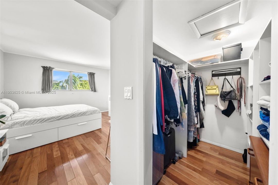 Active With Contract: $2,900 (1 beds, 1 baths, 706 Square Feet)