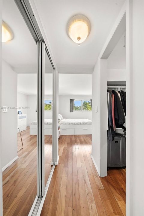 Active With Contract: $2,900 (1 beds, 1 baths, 706 Square Feet)