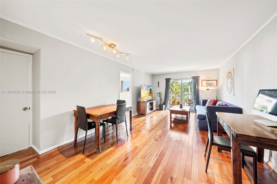 Active With Contract: $2,900 (1 beds, 1 baths, 706 Square Feet)