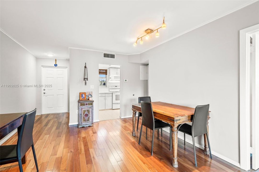 Active With Contract: $2,900 (1 beds, 1 baths, 706 Square Feet)