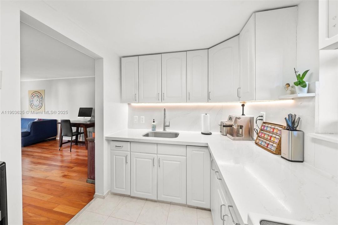 Active With Contract: $2,900 (1 beds, 1 baths, 706 Square Feet)