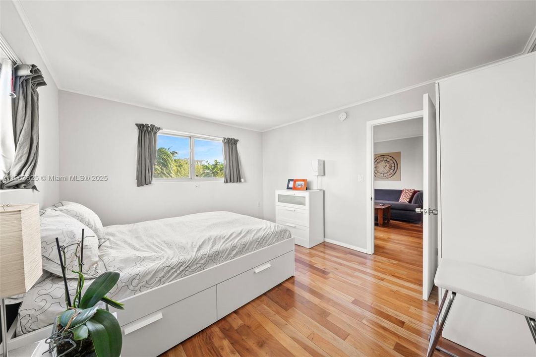 Active With Contract: $2,900 (1 beds, 1 baths, 706 Square Feet)