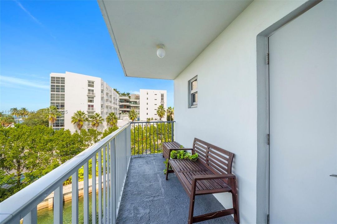 Active With Contract: $2,900 (1 beds, 1 baths, 706 Square Feet)