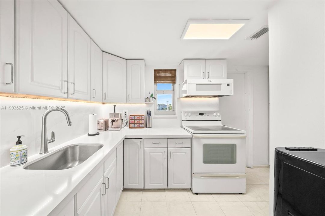 Active With Contract: $2,900 (1 beds, 1 baths, 706 Square Feet)