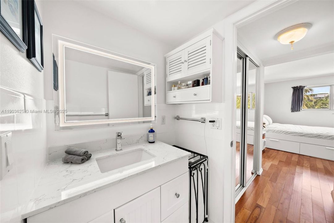 Active With Contract: $2,900 (1 beds, 1 baths, 706 Square Feet)