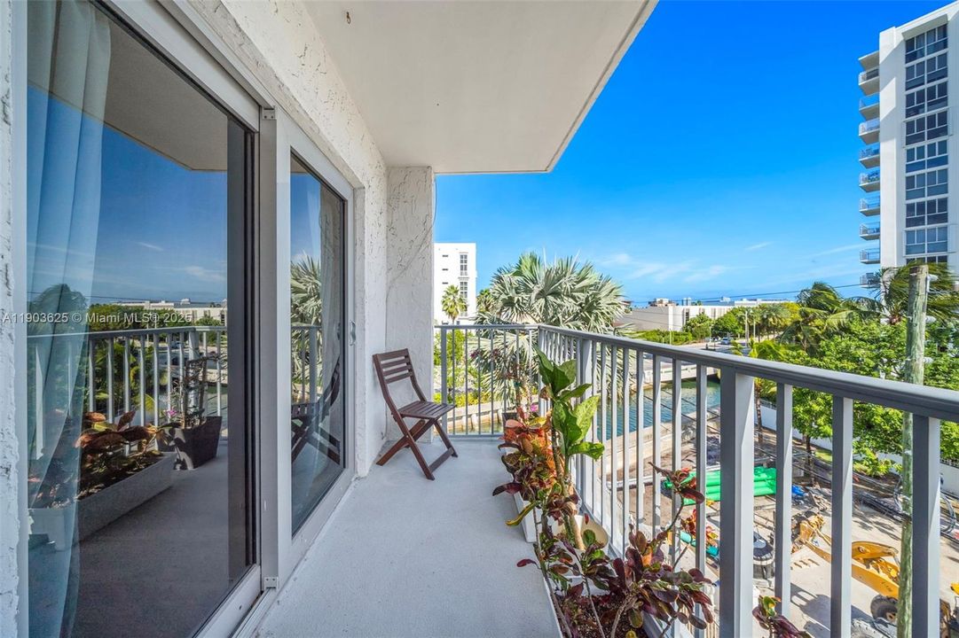 Active With Contract: $2,900 (1 beds, 1 baths, 706 Square Feet)