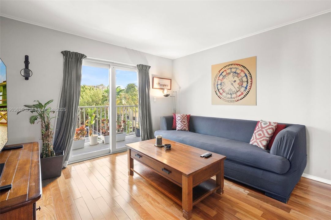 Active With Contract: $2,900 (1 beds, 1 baths, 706 Square Feet)